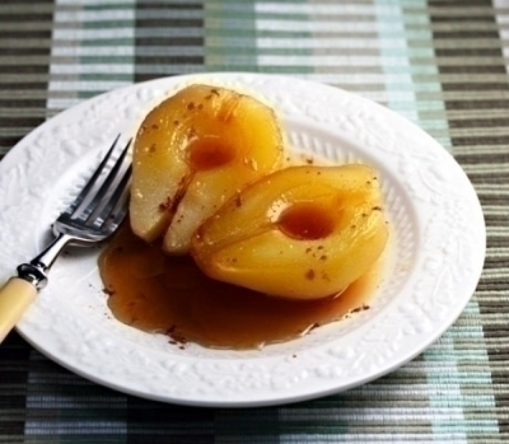 Slow Cooker Poached Pears in Caramel Sauce